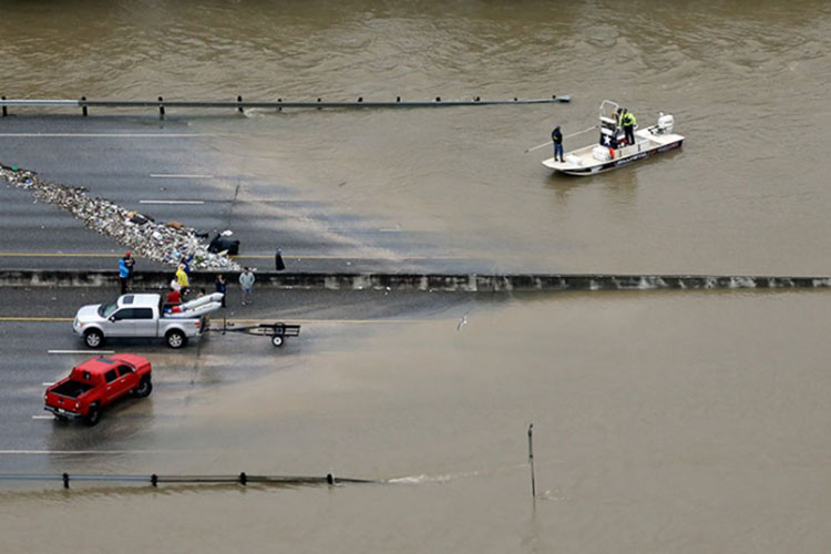 Impone alcalde de Houston toque de queda