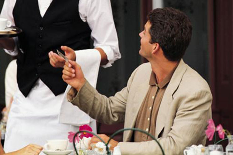 Revelan meseros nueva forma de extorsionar