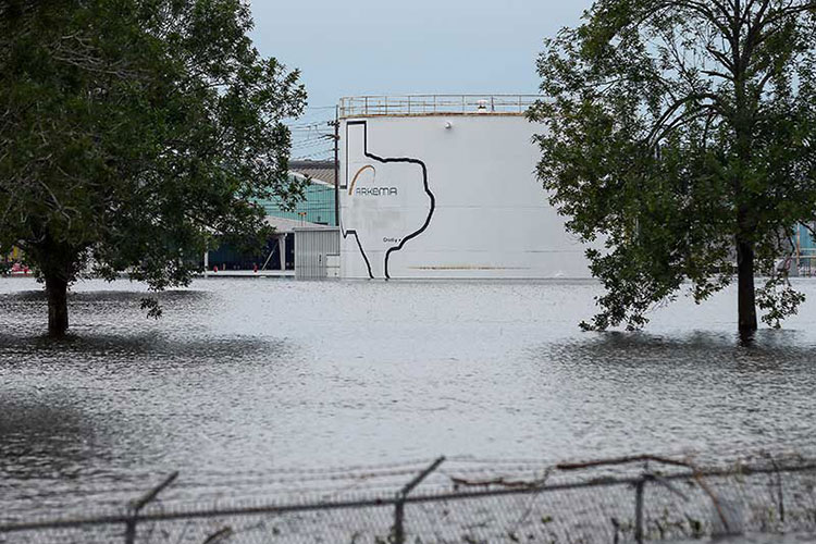 Explotan 2 plantas químicas de Texas por ‘Harvey’