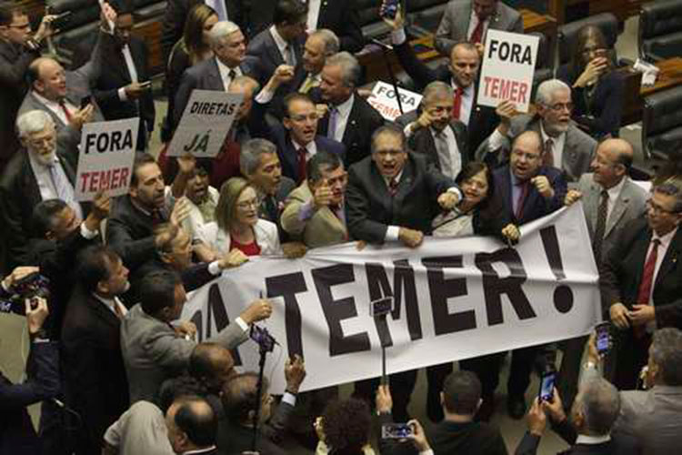 Pese a pruebas en su contra, Temer escapa a ser enjuiciado