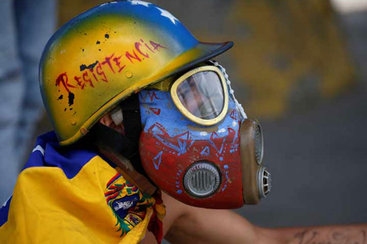 Opositores y policías se enfrentan en una protesta en Caracas