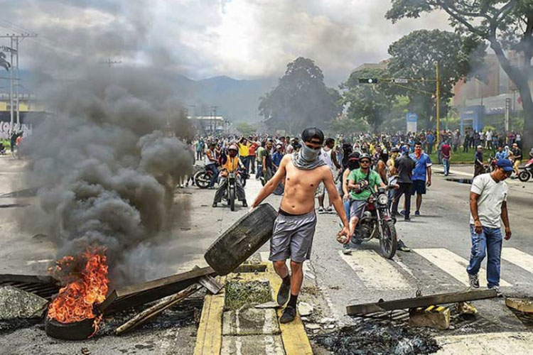 Repelen en Venezuela ataque a base militar; mueren 2