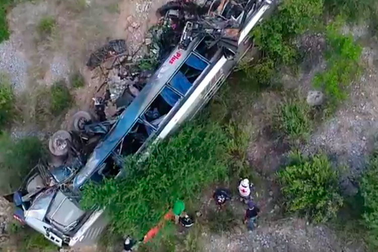 Tragedia en la Rumbo Nuevo; Mueren 8 en volcadura