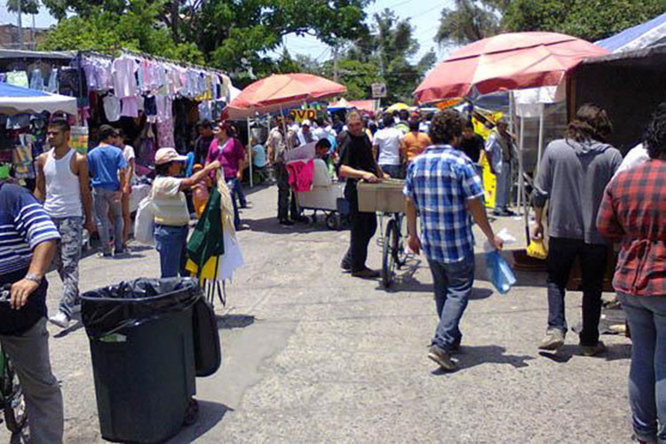 Invaden tianguis escuelas de Victoria