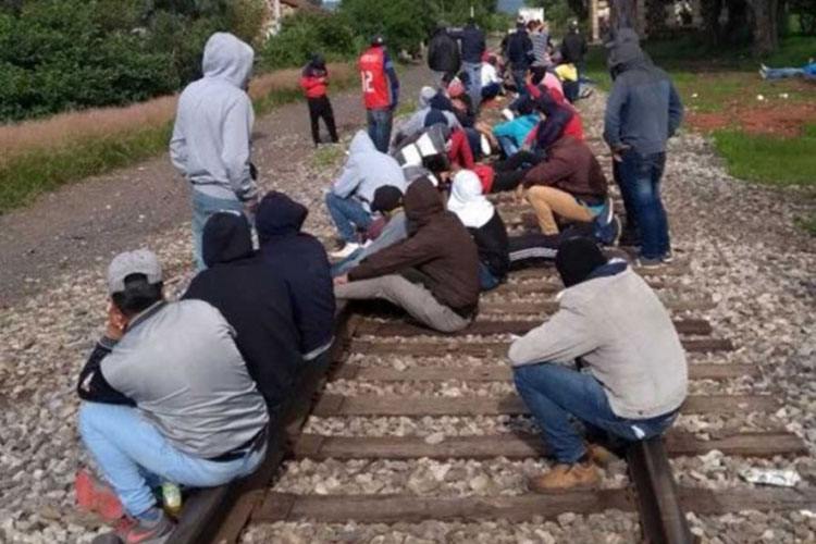 Normalistas bloquean vía de tren… por plazas automáticas