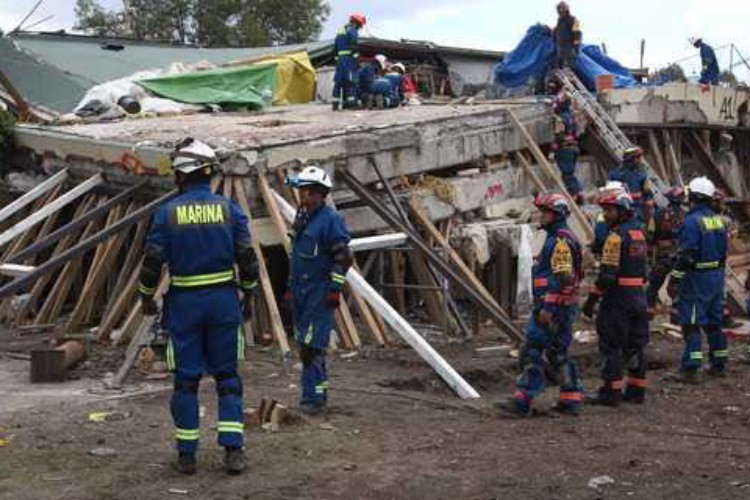 Firma Mancera decreto para la reconstrucción de la CDMX