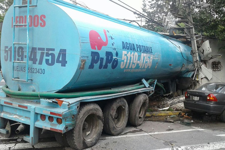 Pipa de agua provoca accidente en Constituyentes; Hay muertos y heridos