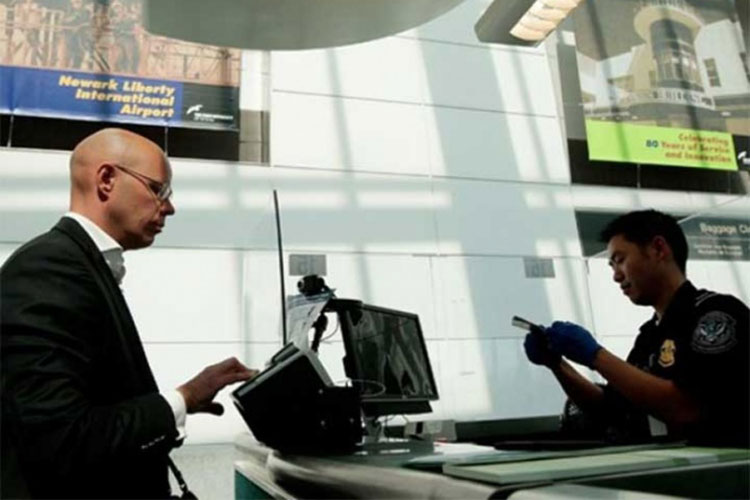 Demandan al Gobierno de Trump por inspeccionar celulares en aduanas