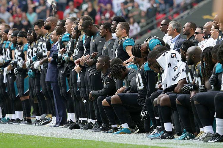Jugadores de la NFL desafían a Trump y se hincan durante himno