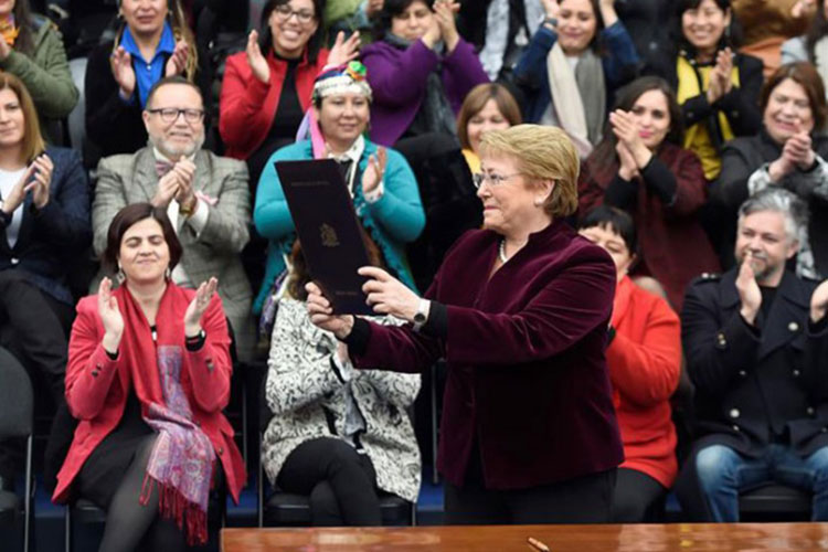 Chile promulga ley que despenaliza el aborto en tres casos