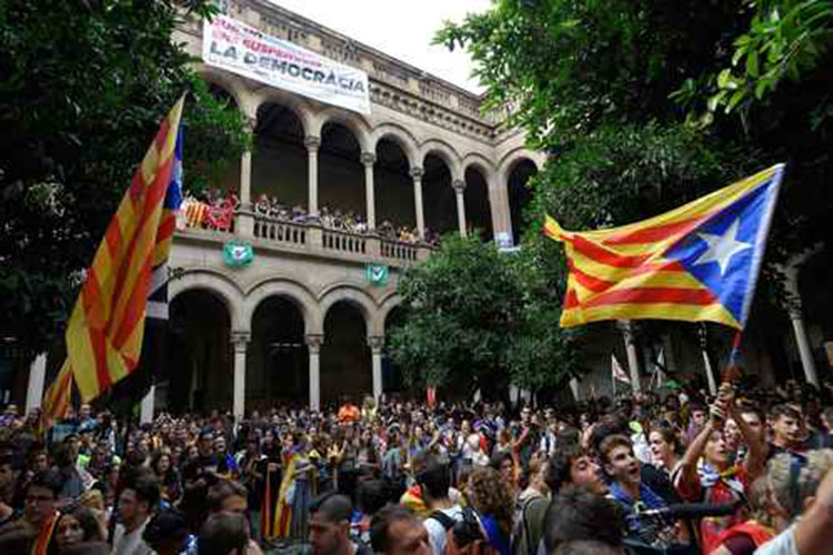 Acusan de sedición a dos dirigentes catalanes