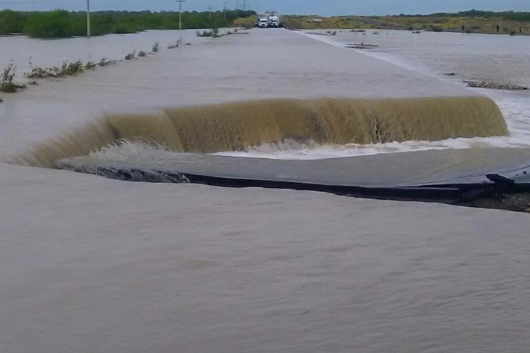 Desbordamiento del Río Salado cierra Carretera a Nuevo Laredo