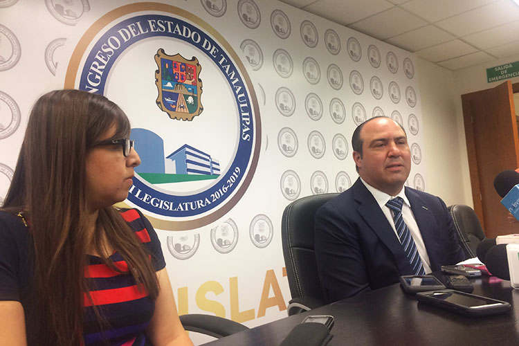Van tres Secretarios al pleno del Congreso
