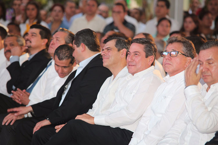 Van tres Secretarios al pleno del Congreso