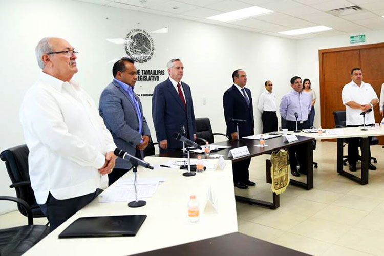 Diputados guardan minuto de silencio por víctimas del sismo