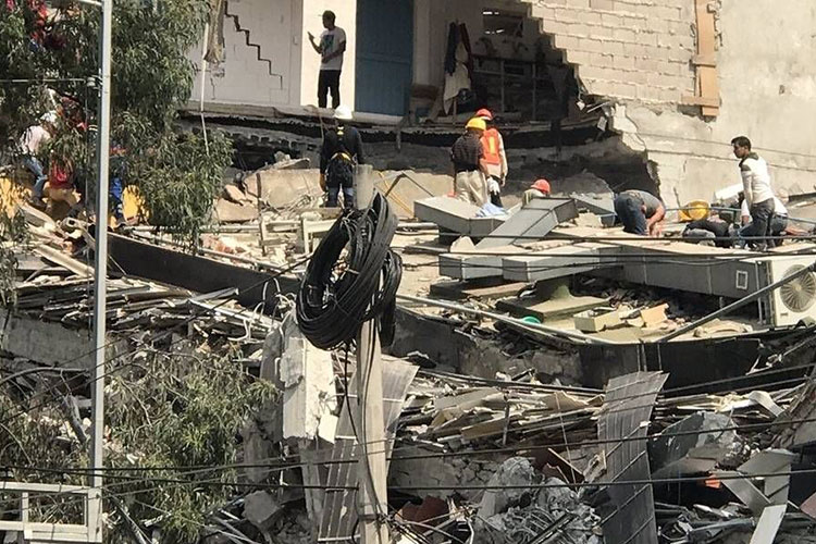 Confirman dos zonas de calor en derrumbe en Álvaro Obregón 286, continúa rescate