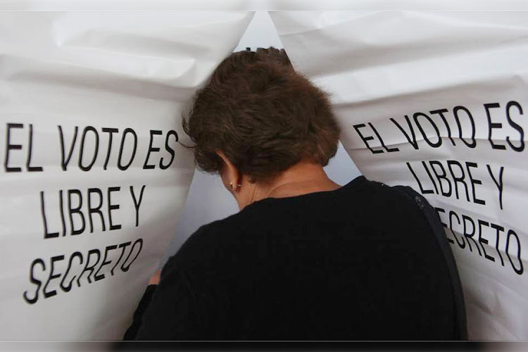 Van tres Secretarios al pleno del Congreso