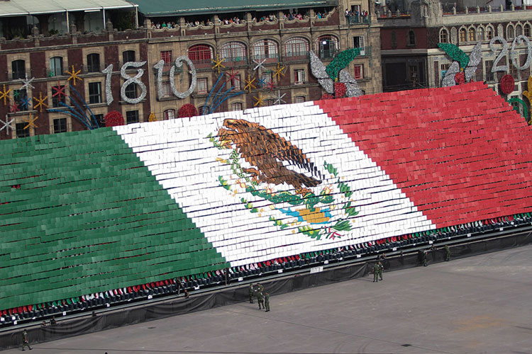 EPN encabeza desfile militar por el 207 Aniversario de la Independencia
