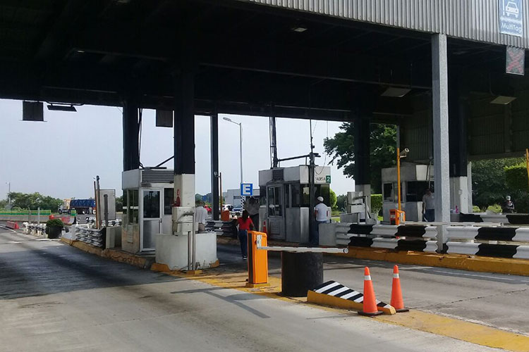 Congreso Nacional Ciudadano toma la caseta de cobro del Puente Tampico