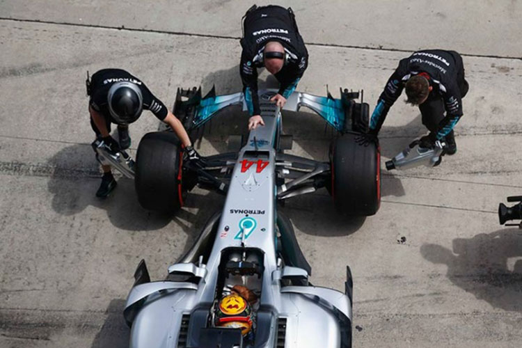Hamilton sonríe; Vettel saldrá último en GP de Malasia