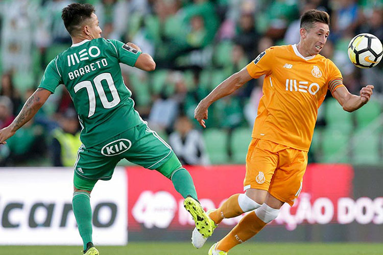Héctor Herrera colabora en victoria del Porto