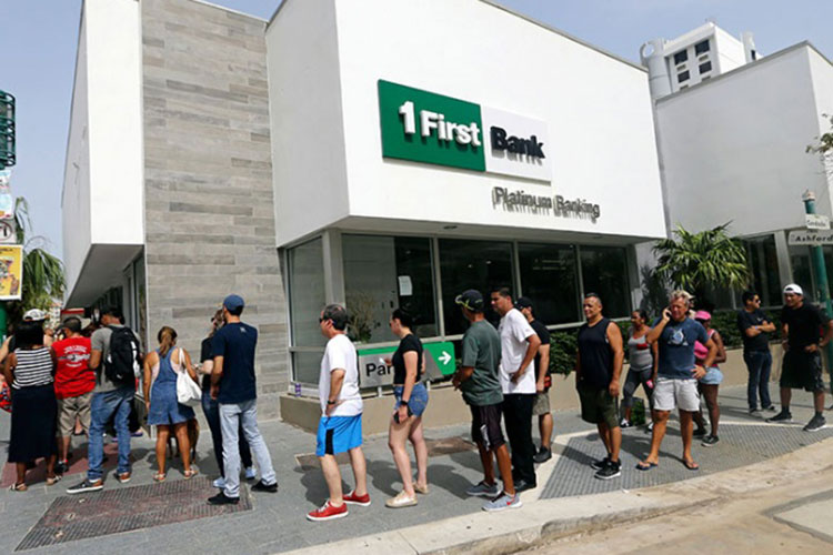 Sufren boricuas carencia de efectivo