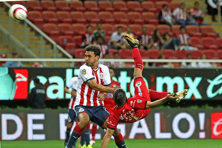 Con ‘chilena’, los Lobos dejan en la lona a Chivas; Tigres vence a Xolos