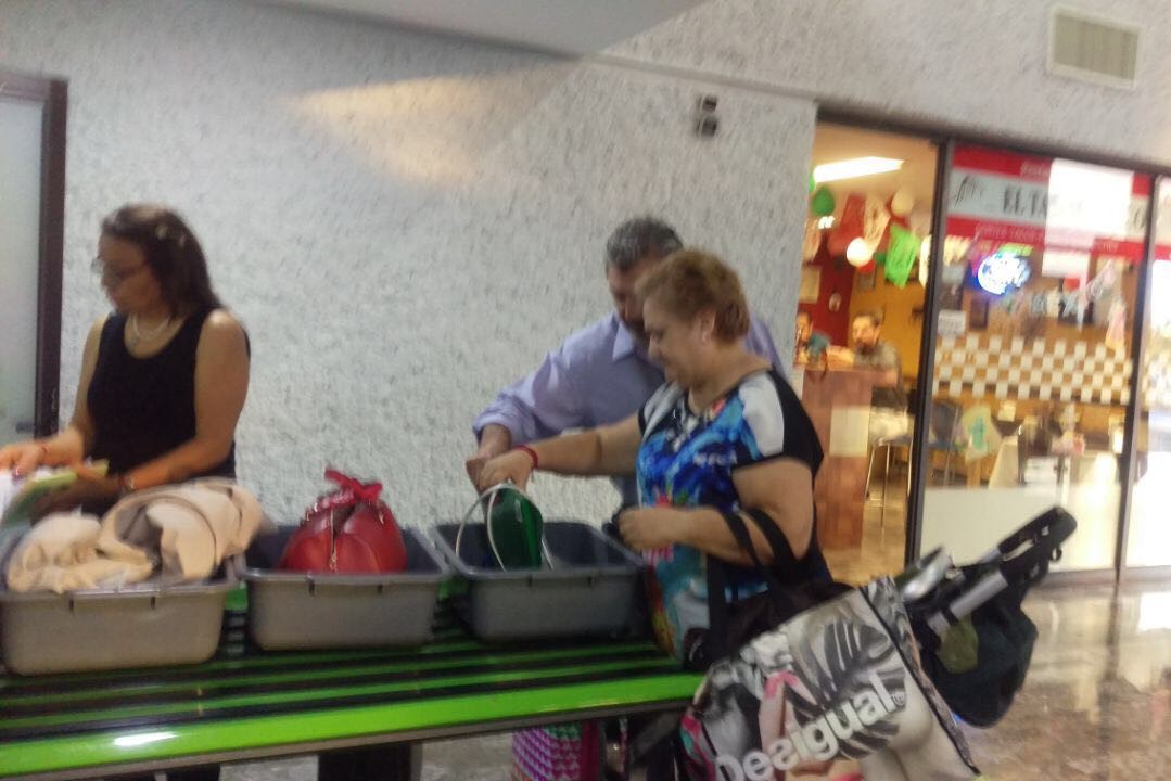 Despiden en aeropuerto a madre de Pilar Garrido