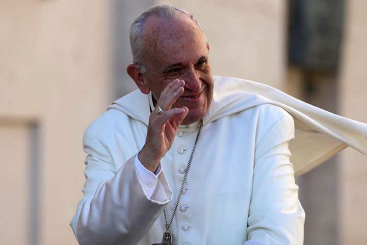 Acusan al papa Francisco de difundir herejías