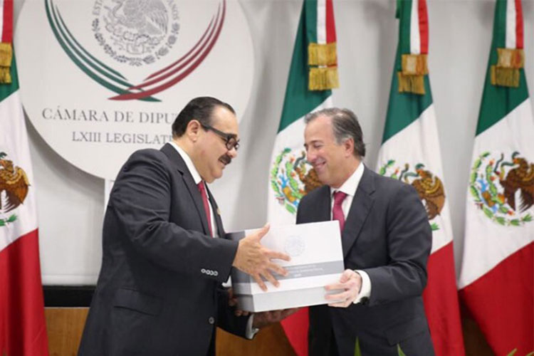 Entregan Paquete Económico 2018 en la Cámara de Diputados