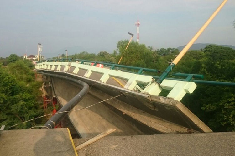 Colapsa puente vehicular de Oaxaca por nuevo sismo