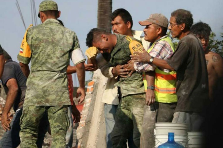 Sufre y llora soldado tras rescatar los restos de una madre e hija
