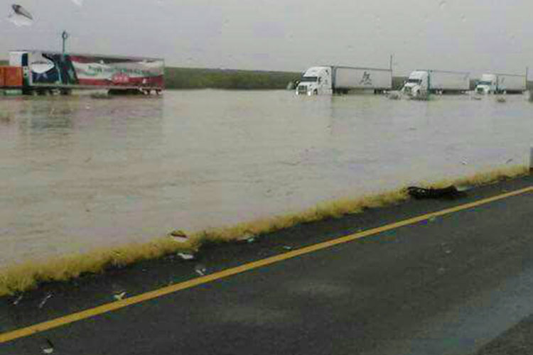 Se desborda El Salado e inunda la carretera a Nuevo Laredo