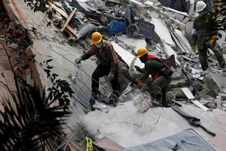 Colombia ofrece a México 30 rescatistas para apoyar labores tras sismo