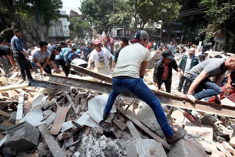 Sube a 302 muertos por terremoto; rescatan 115 vivos