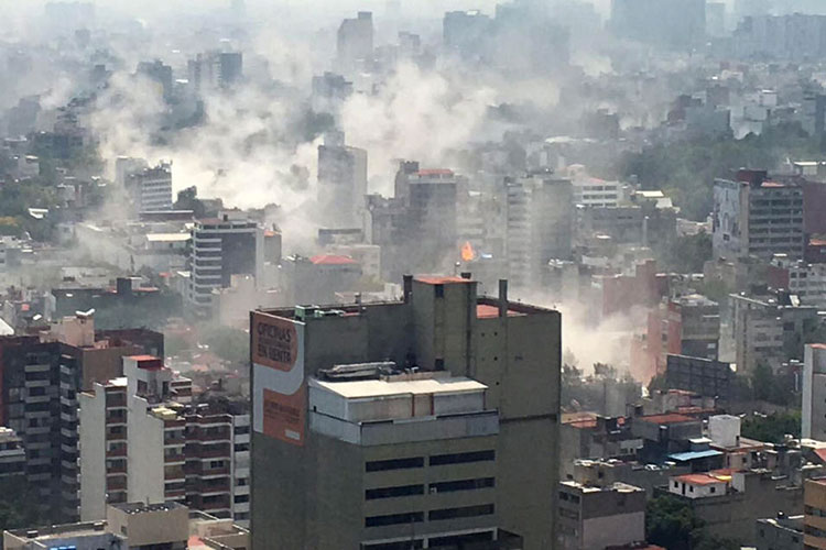 Sismo sacude a CDMX; reportan derrumbes de edificios