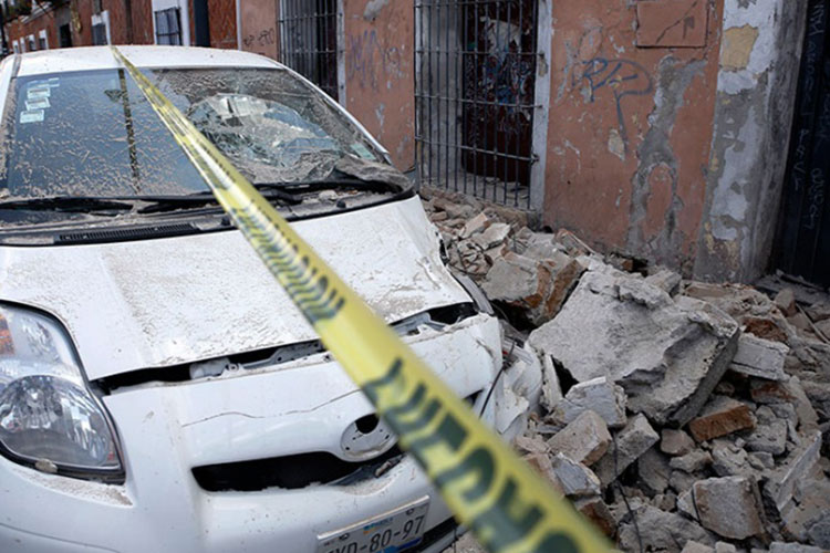 Suman más de 100 muertos por sismo de 7.1 grados