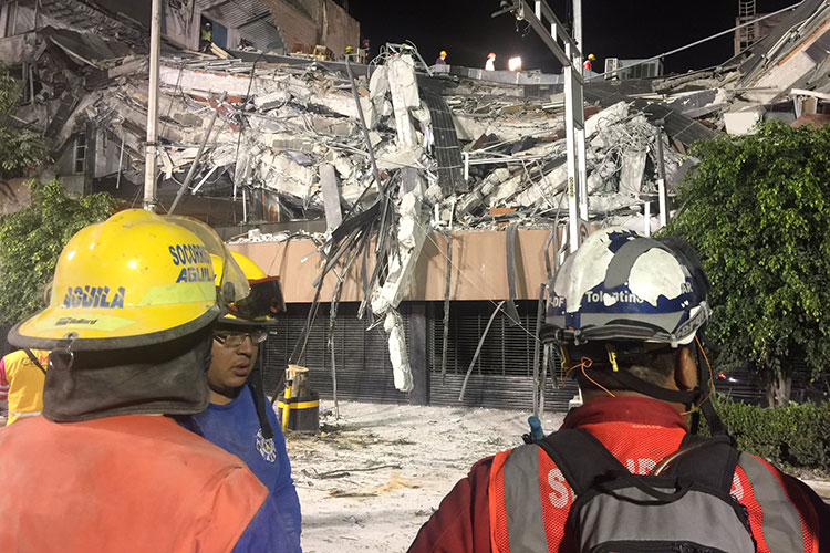 Rescatan a 52 personas con vida 30 horas después del sismo