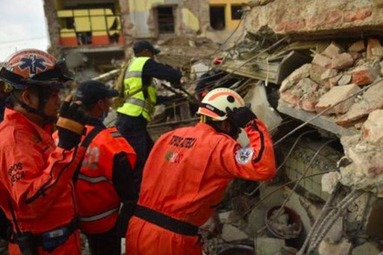 Rescatan a 52 personas con vida 30 horas después del sismo
