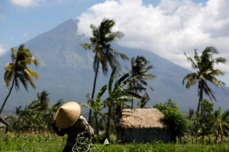 Suman 135 mil evacuados en Bali ante una inminente erupción volcánica