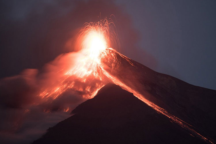 Volcán de Fuego de Guatemala entra en erupción