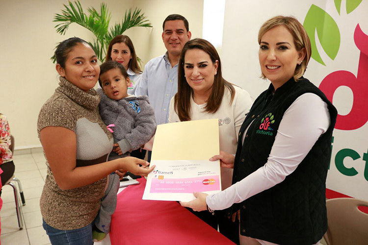 Entregan Sedesol y DIF Victoria Seguro de Vida Jefas de Familia