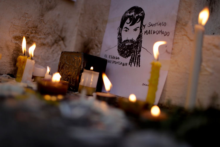 Atacan embajada argentina en Chile tras protesta por Maldonado