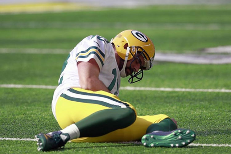 Operan con éxito a Aaron Rodgers