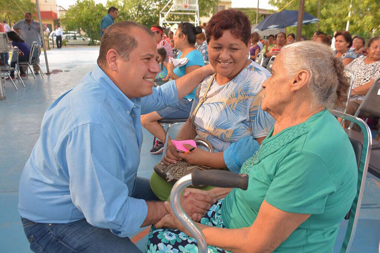 Entregan apoyos a más de 13 mil abuelitos de 65 y más