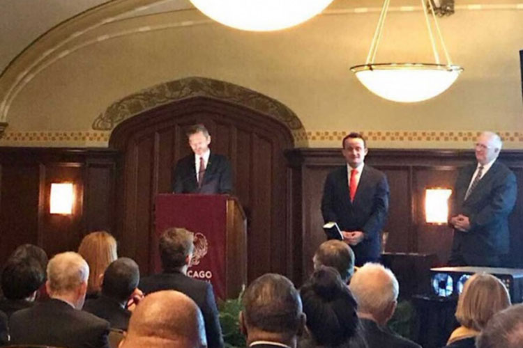 Mikel Arriola es premiado por la Universidad de Chicago