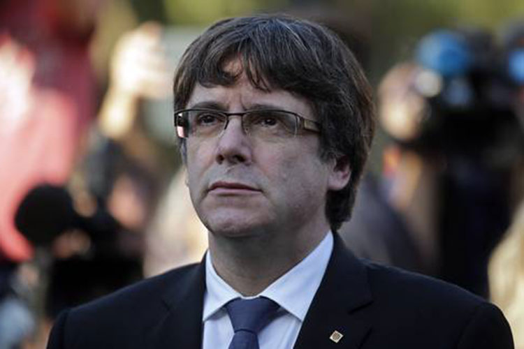Bajo presión de muchos frentes, Puigdemont apela a la paz