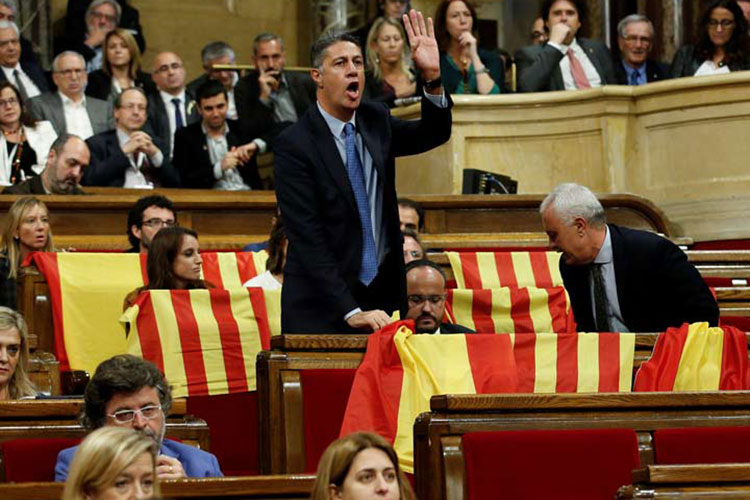 El Parlamento catalán declara la independencia de la región