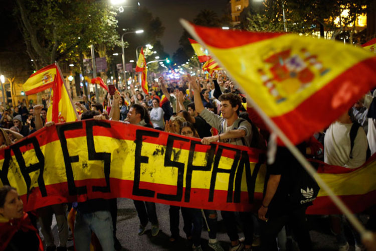 Se manifiestan por España; vandalizan estación de radio