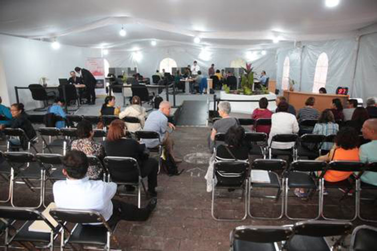 Decenas de capitalinos tramitan el crédito para reconstruir